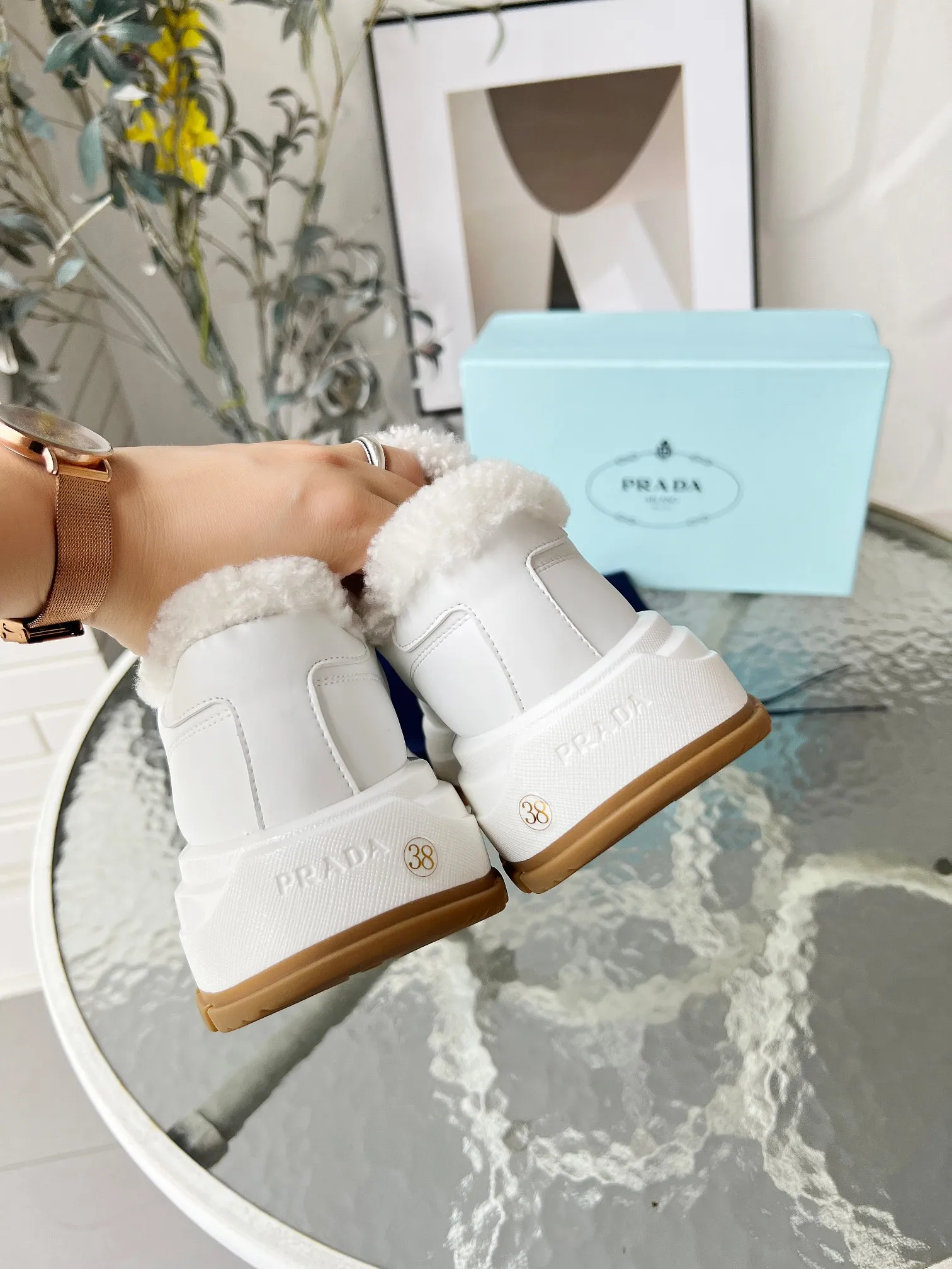 👟👟Ex-factory price 600👟👟 Prada couple model "PRADA.." upgraded version 2024 explosive model is released. , original 1:1 thick sole, fabric silk cowhide lining: sheepskin, foot weight: sheepskin, size 35--46, "Women's model 34.41 is custom-made and non-returnable, Men's model 38.45.46 is custom-made and is non-refundable, two colors black and white